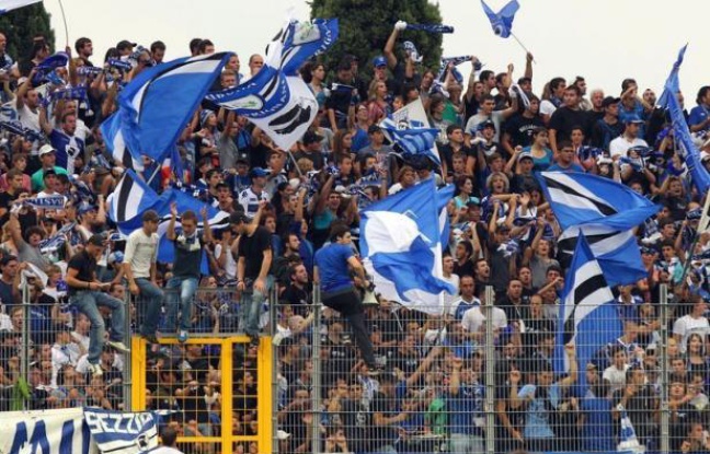 La direction du Sporting Club de Bastia, battu samedi par le Paris Saint-Germain (4-0) au stade de Furiani, et les autorités se sont mutuellement rejeté la responsabilité d'incidents ayant fait une dizaine de blessés légers parmi les policiers et les supporters en marge de la rencontre. La direction du Sporting Club de Bastia, battu samedi par le Paris Saint-Germain (4-0) au stade de Furiani, et les autorités se sont mutuellement rejeté la responsabilité d'incidents ayant fait une dizaine de blessés légers parmi les policiers et les supporters en marge de la rencontre.