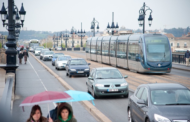 Bordeaux, avril 2012. - Circulation a Bordeaux, tramway, bus, voitures, velos. - Photo : Sebastien Ortola Bordeaux, avril 2012. - Circulation a Bordeaux, tramway, bus, voitures, velos. - Photo : Sebastien Ortola