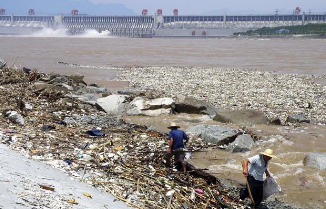 Des ouvriers chinois ramassent les ordures du fleuve Yangtse face au barrage des Trois Gorges. Des ouvriers chinois ramassent les ordures du fleuve Yangtse face au barrage des Trois Gorges.