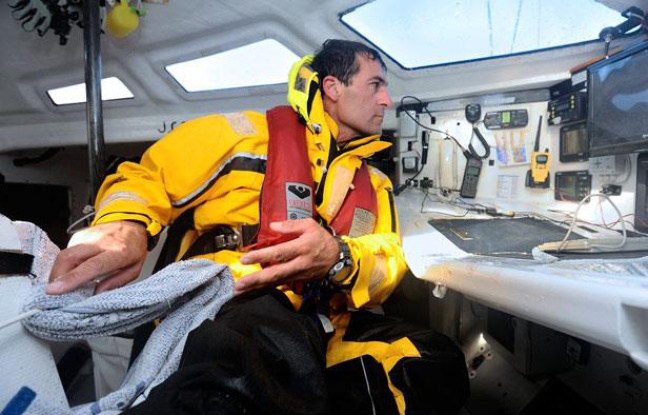 Le skipper italien Alessandro Di Benedetto, l'un des concurrents du Vendée Globe 2012. Le skipper italien Alessandro Di Benedetto, l'un des concurrents du Vendée Globe 2012.