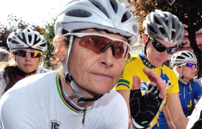 La cycliste française Jeannie Longo s'est dite "abattue", mercredi, après l'annonce de sa non-sélection aux JO de Londres par la Fédération française de cyclisme (FFC) et a ajouté vouloir "prendre du recul". La cycliste française Jeannie Longo s'est dite "abattue", mercredi, après l'annonce de sa non-sélection aux JO de Londres par la Fédération française de cyclisme (FFC) et a ajouté vouloir "prendre du recul".