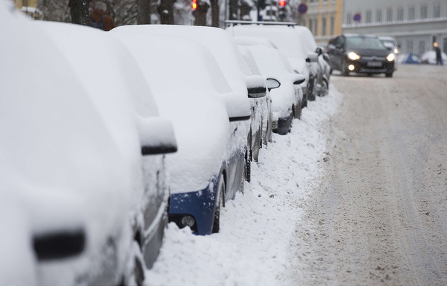 Des voitures garées sous la neige à Oslo, en Norvège, le 11 janvier 2016. Des voitures garées sous la neige à Oslo, en Norvège, le 11 janvier 2016.