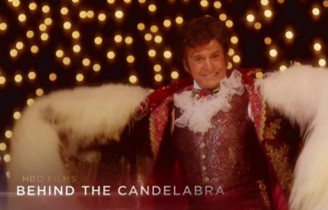 Behind the Candelabra, le dernier film de Soderbergh raconte l'histoire du pianiste Liberace, interprété par Michael Douglas. Behind the Candelabra, le dernier film de Soderbergh raconte l'histoire du pianiste Liberace, interprété par Michael Douglas.