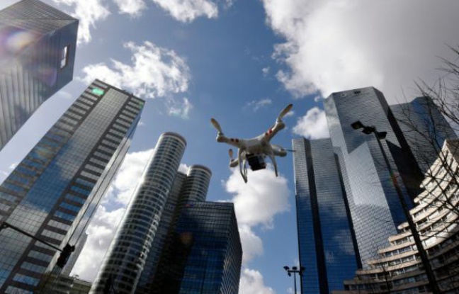Un drone vole à La Défense à Paris, le 27 février 2015 Un drone vole à La Défense à Paris, le 27 février 2015