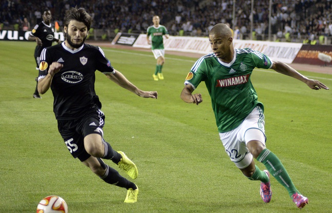 Le Stéphanois Kevin Monnet-Paquet (à d.) porte le maillot confectionné pour la Ligue Europa lors du premier match de poules disputé face à Qarabag. Le Stéphanois Kevin Monnet-Paquet (à d.) porte le maillot confectionné pour la Ligue Europa lors du premier match de poules disputé face à Qarabag.