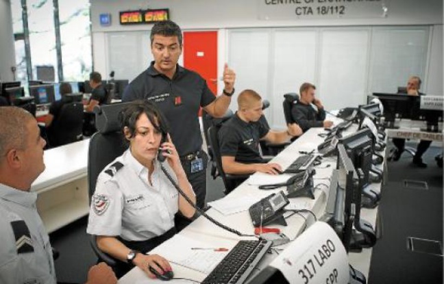 Cette coopération entre les services de secours de police et des pompiers de Paris se déroule à la caserne Champerret. Cette coopération entre les services de secours de police et des pompiers de Paris se déroule à la caserne Champerret.