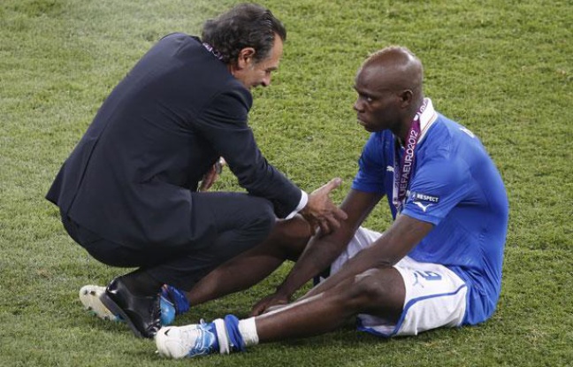 Cesare Prandelli réconforte Mario Balotelli après la défaite de l'Italie, le 1er juillet 2012 à Kiev Cesare Prandelli réconforte Mario Balotelli après la défaite de l'Italie, le 1er juillet 2012 à Kiev