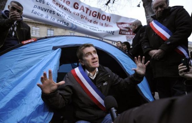 Manuel Valls est allé samedi matin rencontrer le maire EELV de Sevran Stéphane Gatignon, en grève de la faim devant l'Assemblée nationale pour demander l'aide de l'Etat pour les communes en difficulté financière, un "combat courageux" selon le ministre de l'Intérieur. Manuel Valls est allé samedi matin rencontrer le maire EELV de Sevran Stéphane Gatignon, en grève de la faim devant l'Assemblée nationale pour demander l'aide de l'Etat pour les communes en difficulté financière, un "combat courageux" selon le ministre de l'Intérieur.