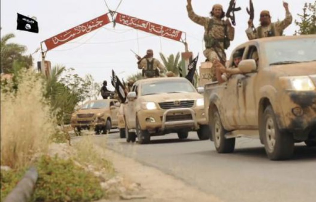 Image tirée d'une vidéo diffusée par le média jihadiste Welayat Homs le 4 juillet 2015 affirmant montrer des militants du groupe Etat islamique quittant la prison de Tadmur Image tirée d'une vidéo diffusée par le média jihadiste Welayat Homs le 4 juillet 2015 affirmant montrer des militants du groupe Etat islamique quittant la prison de Tadmur