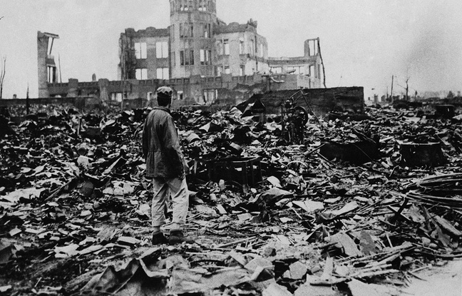 Il y a 70 ans 648x415_homme-observe-ruines-ville-hiroshima-apres-explosion-bombe-atomique-6-aout-1945