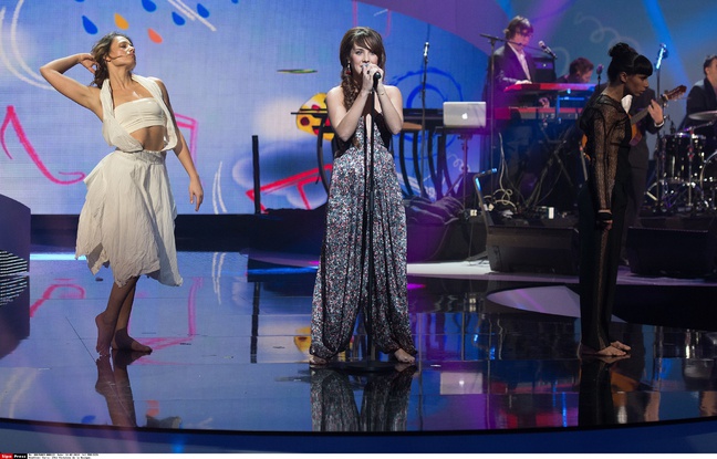 La chanteuse Zaz aux Victoires de la musique, le 14 février 2014, au Zenith de Paris. La chanteuse Zaz aux Victoires de la musique, le 14 février 2014, au Zenith de Paris.