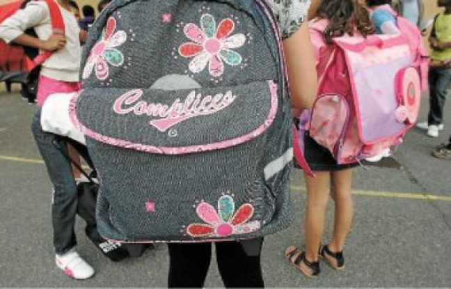 Le poids du cartable est souvent excessif par rapport au poids de l'enfant. Le poids du cartable est souvent excessif par rapport au poids de l'enfant.