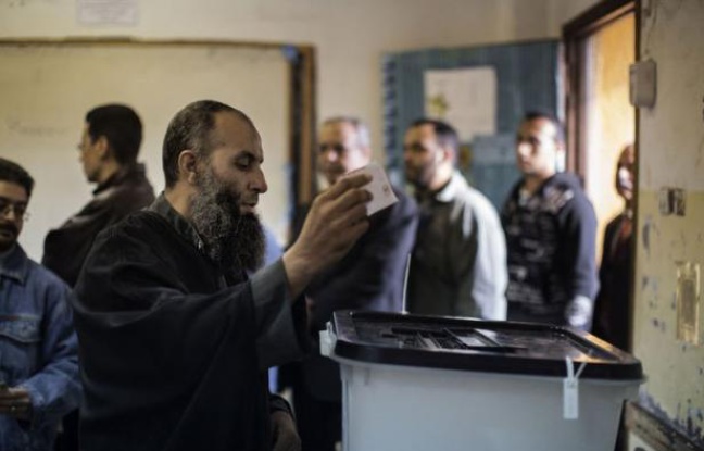 Les Egyptiens ont commencé à voter samedi matin pour ou contre un projet de Constitution qui divise profondément le pays et a provoqué de nombreuses manifestations et des affrontements. Les Egyptiens ont commencé à voter samedi matin pour ou contre un projet de Constitution qui divise profondément le pays et a provoqué de nombreuses manifestations et des affrontements.