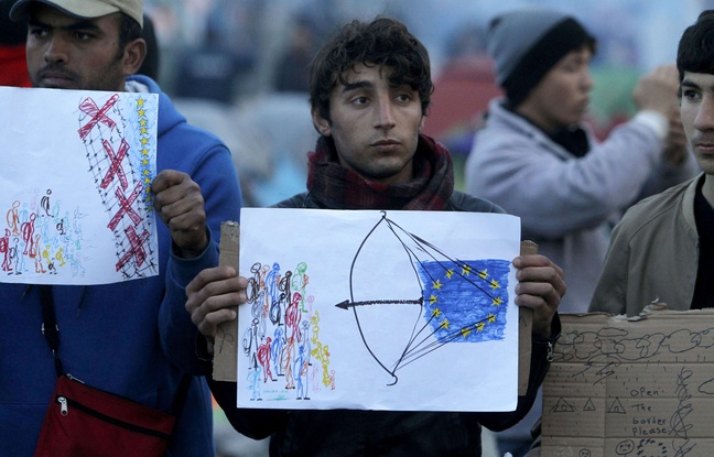 Des migrants brandissent des dessins alors que l'UE et la Turquie sont en négociation à Bruxelles à propos des migrants, le 18 mars 2016 à la frontière macédo-grecque Idomeni. Des migrants brandissent des dessins alors que l'UE et la Turquie sont en négociation à Bruxelles à propos des migrants, le 18 mars 2016 à la frontière macédo-grecque Idomeni.