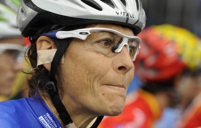 Jeannie Longo, en septembre 2009, lors des championnats du monde de Mendrisio (italie). Jeannie Longo, en septembre 2009, lors des championnats du monde de Mendrisio (italie).