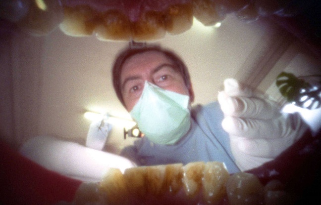 Illustration d'une consultation chez le dentiste, depuis la bouche d'un patient. Illustration d'une consultation chez le dentiste, depuis la bouche d'un patient.