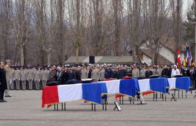 Nicolas Sarkozy a affirmé qu'il ne fallait pas se tromper "de colère" ni se laisser impressionner "par la barbarie", en rendant hommage, mercredi à Varces (Isère), aux quatre soldats français tués le 20 janvier en Afghanistan, victimes du "terrorisme". Nicolas Sarkozy a affirmé qu'il ne fallait pas se tromper "de colère" ni se laisser impressionner "par la barbarie", en rendant hommage, mercredi à Varces (Isère), aux quatre soldats français tués le 20 janvier en Afghanistan, victimes du "terrorisme".
