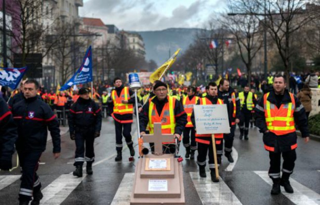 Manifestation de pompiers, le 13 février 2016 à Valence Manifestation de pompiers, le 13 février 2016 à Valence