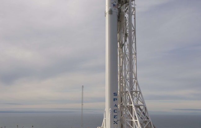 Le lanceur Falcon 9 de SpaceX à la base de l'Air Force américaine de Vandenberg, le 16 janvier 2016, en California. Le lanceur Falcon 9 de SpaceX à la base de l'Air Force américaine de Vandenberg, le 16 janvier 2016, en California.