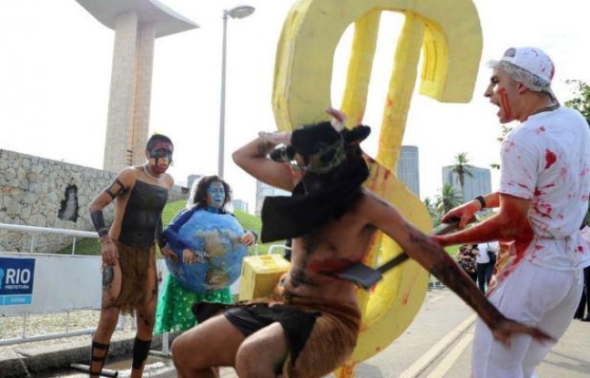 Le sommet Rio+20 devait s'engager vendredi dans un texte à promouvoir une "économie verte" épargnant les ressources naturelles de la planète et éradiquant la pauvreté, pendant que les critiques fusaient sur son absence d'objectifs contraignants et de financement. Le sommet Rio+20 devait s'engager vendredi dans un texte à promouvoir une "économie verte" épargnant les ressources naturelles de la planète et éradiquant la pauvreté, pendant que les critiques fusaient sur son absence d'objectifs contraignants et de financement.