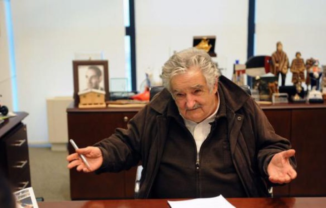 "Je ne suis pas un président pauvre, j'ai besoin de peu", explique à l'AFP l'iconoclaste président uruguayen José Mujica, qui reverse presque 90% de son salaire de 9.300 euros à une organisation d'aide au logement et critique la "société de consommation" ainsi que son "hypocrisie" sur la toxicomanie ou l'avortement. "Je ne suis pas un président pauvre, j'ai besoin de peu", explique à l'AFP l'iconoclaste président uruguayen José Mujica, qui reverse presque 90% de son salaire de 9.300 euros à une organisation d'aide au logement et critique la "société de consommation" ainsi que son "hypocrisie" sur la toxicomanie ou l'avortement.