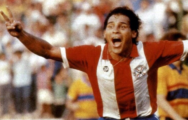 Roberto Cabañas, ici sous le maillot du Paraguay. Roberto Cabañas, ici sous le maillot du Paraguay.