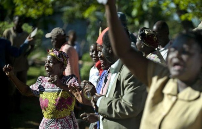 Très vite mercredi matin, le petit village de l'ouest du Kenya, niché dans les collines à une soixantaine de km du lac Victoria, a convergé chez "Mama Sarah". Très vite mercredi matin, le petit village de l'ouest du Kenya, niché dans les collines à une soixantaine de km du lac Victoria, a convergé chez "Mama Sarah".