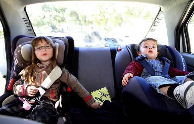 : Enfants attaches dans un siège auto pour la sécurité en voiture. : Enfants attaches dans un siège auto pour la sécurité en voiture.