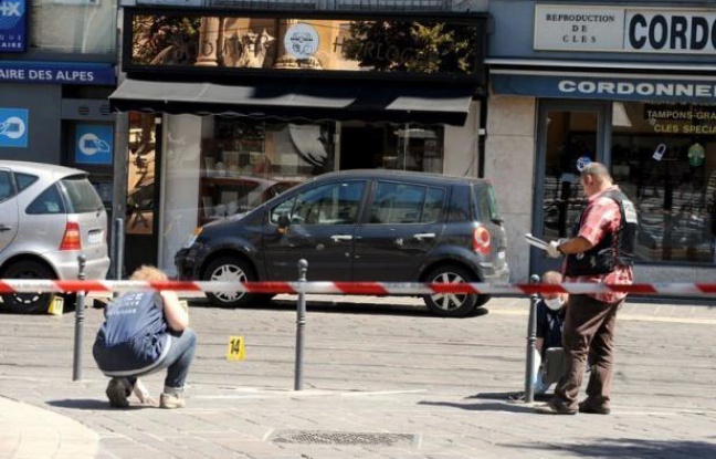 Le 4X4 à bord duquel quatre malfaiteurs armés avaient pris la fuite vendredi après le braquage d'une bijouterie dans le centre de Grenoble, a été retrouvé incendié samedi soir, a-t-on appris lundi auprès du parquet, confirmant une information du Dauphiné Libéré. Le 4X4 à bord duquel quatre malfaiteurs armés avaient pris la fuite vendredi après le braquage d'une bijouterie dans le centre de Grenoble, a été retrouvé incendié samedi soir, a-t-on appris lundi auprès du parquet, confirmant une information du Dauphiné Libéré.