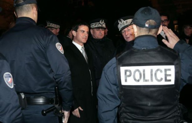 Un total de 1.193 véhicules ont été incendiés, dont 344 par propagation, pendant la nuit de la Saint-Sylvestre en France, a annoncé mardi le ministre de l'Intérieur, Manuel Valls, lors d'une allocution à la place Beauvau. Un total de 1.193 véhicules ont été incendiés, dont 344 par propagation, pendant la nuit de la Saint-Sylvestre en France, a annoncé mardi le ministre de l'Intérieur, Manuel Valls, lors d'une allocution à la place Beauvau.
