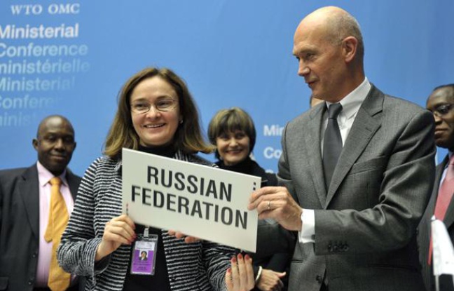 La ministre russe du Développement économique Elvira Nabiullina et le directeur général de l’OMC Pascal Lam après la signature de l’accord d’adhésion de la Russie à Genève le 16 décembre 2011. La ministre russe du Développement économique Elvira Nabiullina et le directeur général de l’OMC Pascal Lam après la signature de l’accord d’adhésion de la Russie à Genève le 16 décembre 2011.