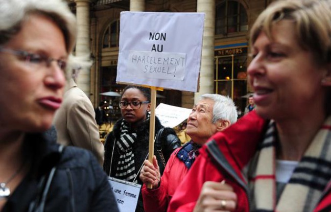 Manifestation à Paris contre l'abrogation de la loi sur le harcèlement sexuel, le 5 mai 2012. Manifestation à Paris contre l'abrogation de la loi sur le harcèlement sexuel, le 5 mai 2012.