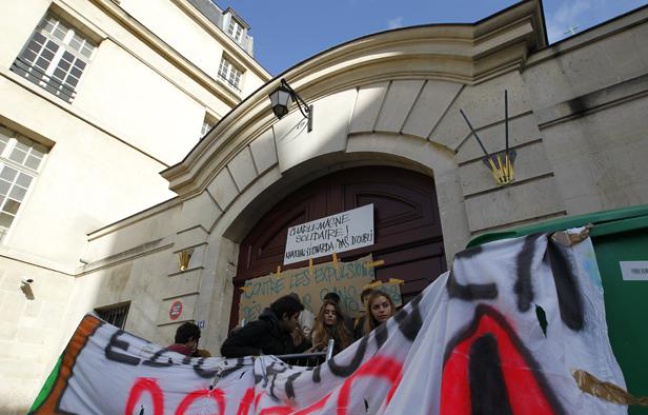 Des élèves du lycée Charlemagne à Paris bloquent l'entrée pour réclamer l'arrêt des expulsions des élèves scolarisés le 17 octobre 2013. Des élèves du lycée Charlemagne à Paris bloquent l'entrée pour réclamer l'arrêt des expulsions des élèves scolarisés le 17 octobre 2013.