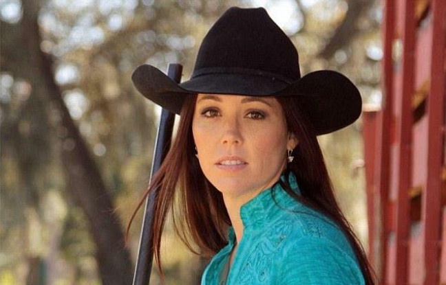 Jamie Gilt, partisane du droit de porter une arme, a été blessée par son fils de 4 ans qui lui a tiré dessus accidentellement, le 8 mars 2016 aux Etats-Unis. Jamie Gilt, partisane du droit de porter une arme, a été blessée par son fils de 4 ans qui lui a tiré dessus accidentellement, le 8 mars 2016 aux Etats-Unis.
