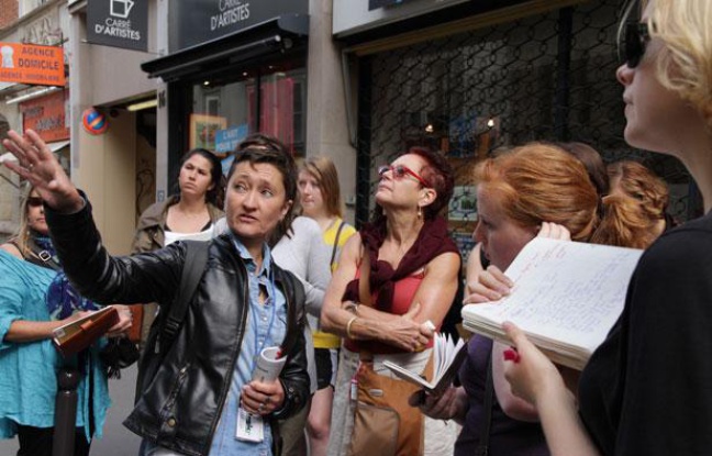 La guide Sophie Monbeig et un groupe d'étudiants américains, dans les rues de Montmartre à Paris, en août 2012 La guide Sophie Monbeig et un groupe d'étudiants américains, dans les rues de Montmartre à Paris, en août 2012
