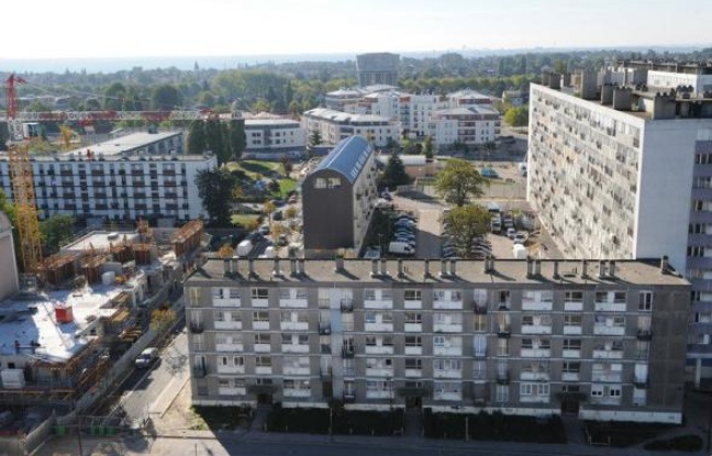 Un nourrisson de 9 mois est décédé et quatre personnes, dont deux pompiers, ont été blessées dans l'incendie accidentel d'une tour vétuste à Montfermeil (Seine-Saint-Denis), quartier emblématique de la rénovation urbaine. Un nourrisson de 9 mois est décédé et quatre personnes, dont deux pompiers, ont été blessées dans l'incendie accidentel d'une tour vétuste à Montfermeil (Seine-Saint-Denis), quartier emblématique de la rénovation urbaine.
