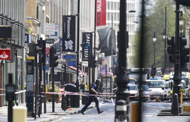 Un policier dans le centre-ville de Londres pendant une prise d'otages, le 27 avril 2012 à Londres. Un policier dans le centre-ville de Londres pendant une prise d'otages, le 27 avril 2012 à Londres.