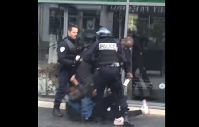 Une vidéo montrant un policier frapper un jeune homme a été publiée sur YouTube ce 24 mars 2016. Une vidéo montrant un policier frapper un jeune homme a été publiée sur YouTube ce 24 mars 2016.