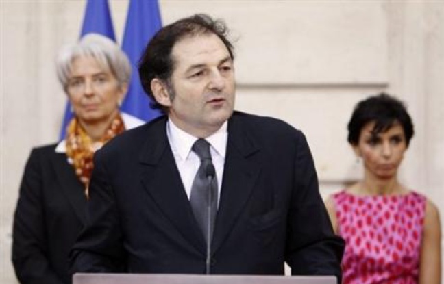 Denis Olivennes, le PDG de la Fnac, a décidé de quitter ses fonctions à la tête de l'enseigne culturelle, et sera remplacé à ce poste par Christophe Cuvillier, actuel patron de Conforama, a annoncé mardi le groupe PPR dans un communiqué. Denis Olivennes, le PDG de la Fnac, a décidé de quitter ses fonctions à la tête de l'enseigne culturelle, et sera remplacé à ce poste par Christophe Cuvillier, actuel patron de Conforama, a annoncé mardi le groupe PPR dans un communiqué.