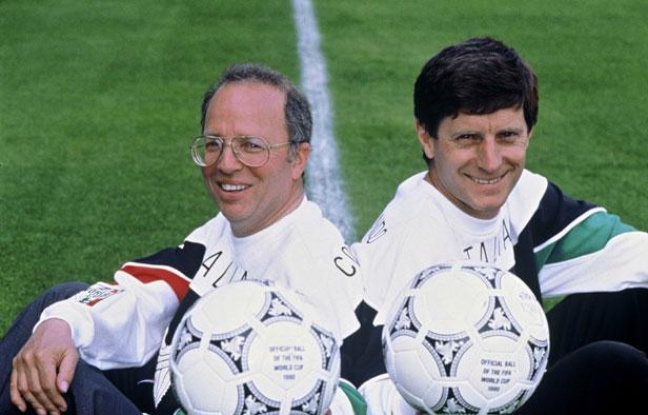 Thierry Roland et Jean-Michel Larqué, lors de la Coupe du Monde 1990 en Italie. Thierry Roland et Jean-Michel Larqué, lors de la Coupe du Monde 1990 en Italie.