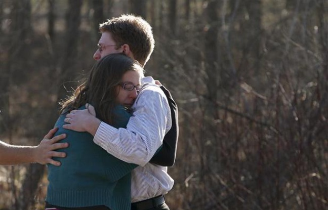 Un homme et une femme réagissent après qu'une fusillade a éclaté dans une école primaire de Newton (Connecticut), le 14 décembre 2012. Un homme et une femme réagissent après qu'une fusillade a éclaté dans une école primaire de Newton (Connecticut), le 14 décembre 2012.