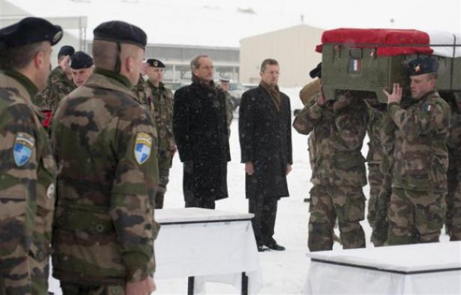 Le ministre de la Défense Gérard Longuet rend hommage aux quatre soldats français tués vendredi en Afghanistan, le 22 janvier 2012, sur la base militaire de Kaia. Le ministre de la Défense Gérard Longuet rend hommage aux quatre soldats français tués vendredi en Afghanistan, le 22 janvier 2012, sur la base militaire de Kaia.