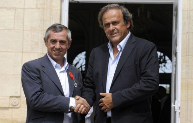 Alain Giresse, ancien milieu international de Bordeaux et Marseille, a été décoré de la Légion d'Honneur par le président de l'UEFA Michel Platini, son ancien coéquipier chez les Bleus, lundi au château du Haillan, en présence d'anciens partenaires et amis du +lutin+ bordelais. Alain Giresse, ancien milieu international de Bordeaux et Marseille, a été décoré de la Légion d'Honneur par le président de l'UEFA Michel Platini, son ancien coéquipier chez les Bleus, lundi au château du Haillan, en présence d'anciens partenaires et amis du +lutin+ bordelais.