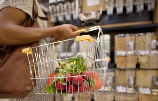 Une femme fait ses courses. Une femme fait ses courses.