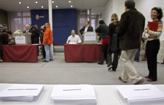Dans un bureau de vote pour les primaires socialistes le 16 novembre 2006 à Marseille. Contrairement à 2011, le vote avait été réservé aux seuls militants socialistes. Dans un bureau de vote pour les primaires socialistes le 16 novembre 2006 à Marseille. Contrairement à 2011, le vote avait été réservé aux seuls militants socialistes.