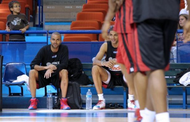 L'entraîneur de l'équipe de France de basket, Vincent Collet, a dévoilé samedi une liste de 12 joueurs convoqués pour la préparation des jeux Olympiques de Londres qui comprend Nicolas Batum et Tony Parker, mais pas Joakim Noah, susceptible de rejoindre le groupe plus tard. L'entraîneur de l'équipe de France de basket, Vincent Collet, a dévoilé samedi une liste de 12 joueurs convoqués pour la préparation des jeux Olympiques de Londres qui comprend Nicolas Batum et Tony Parker, mais pas Joakim Noah, susceptible de rejoindre le groupe plus tard.