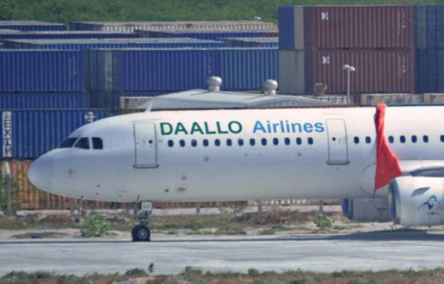 L'appareil de la compagnie Daallo Airlines à Mogadiscio après son atterrissage d'urgence, le 3 février 2016 L'appareil de la compagnie Daallo Airlines à Mogadiscio après son atterrissage d'urgence, le 3 février 2016