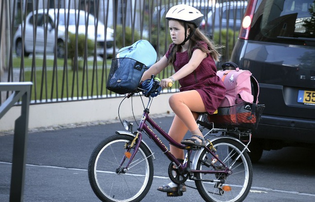 Une enfant à vélo