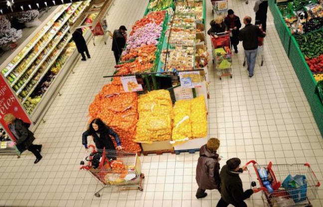 Plus d'un Français sur cinq se dit dans une situation financière précaire qui l'oblige à rogner sur tous les postes de consommation, y compris l'alimentation et la santé, et près de la moitié déclare avoir tout juste de quoi boucler son budget, selon une étude publiée lundi. Plus d'un Français sur cinq se dit dans une situation financière précaire qui l'oblige à rogner sur tous les postes de consommation, y compris l'alimentation et la santé, et près de la moitié déclare avoir tout juste de quoi boucler son budget, selon une étude publiée lundi.