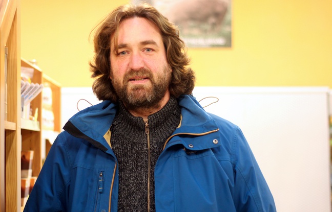 Jean-Sébastien Piel est éleveur de porcs bio à Saint-Pern, en Ille-et-Vilaine. Il pose ici dans le magasin de fermiers Brin d'Herbe de Vezin, près de Rennes, où sa ferme réalise 40% de son chiffre d'affaires. Jean-Sébastien Piel est éleveur de porcs bio à Saint-Pern, en Ille-et-Vilaine. Il pose ici dans le magasin de fermiers Brin d'Herbe de Vezin, près de Rennes, où sa ferme réalise 40% de son chiffre d'affaires.